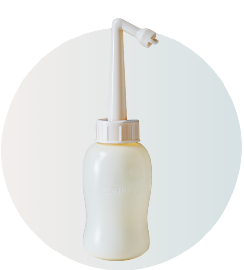 Carriwell Skylleflaske 350 ml's ergonomiske design og vise, hvordan den bidrager til skånsom efterfødselshygiejne.
