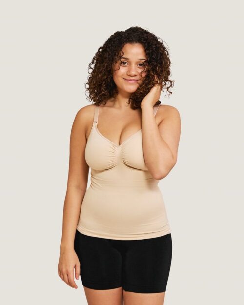 Carriwell sømløs ammetop med shapewear i beige set forfra på model