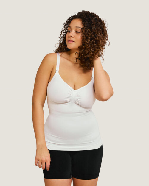 Carriwell sømløs ammetop med shapewear i hvid set forfra på model