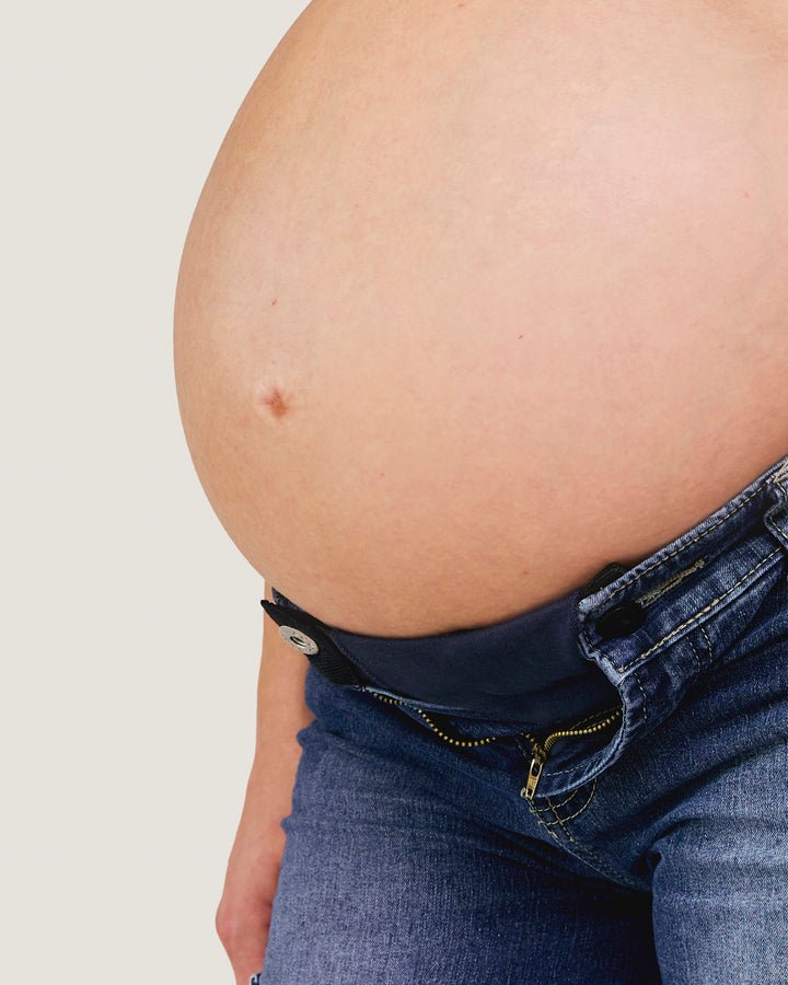 Gravid mave over jeans med Carriwell Flexi-Belt taljeforlænger