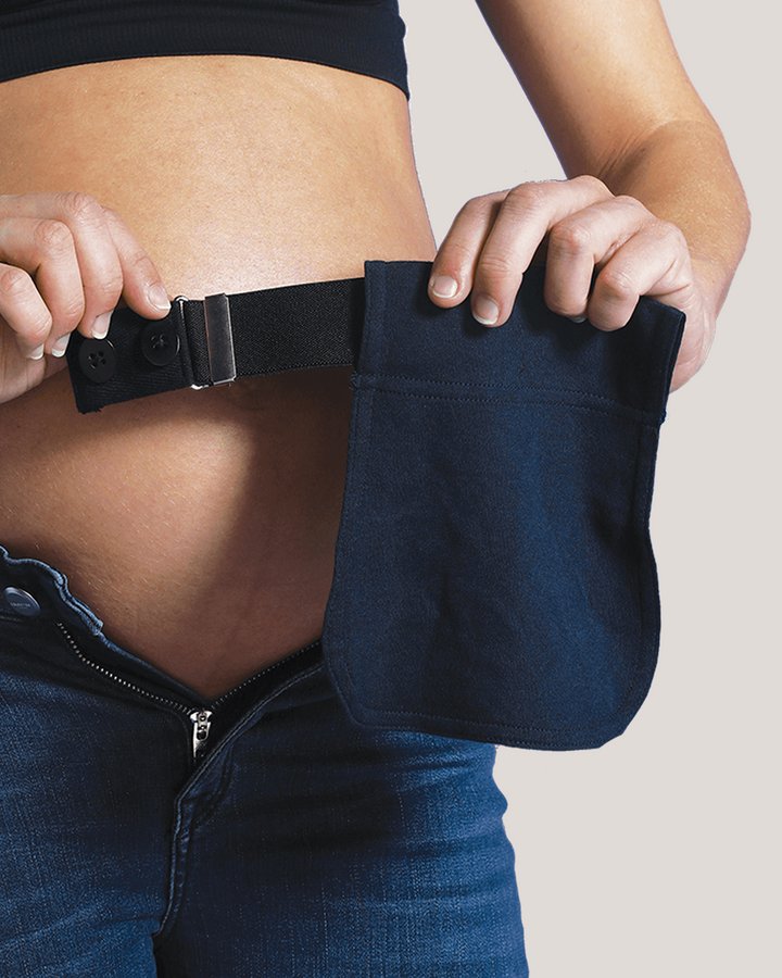 Justerbart Carriwell Flexi-Belt bælte med denimstofstykke ved jeans