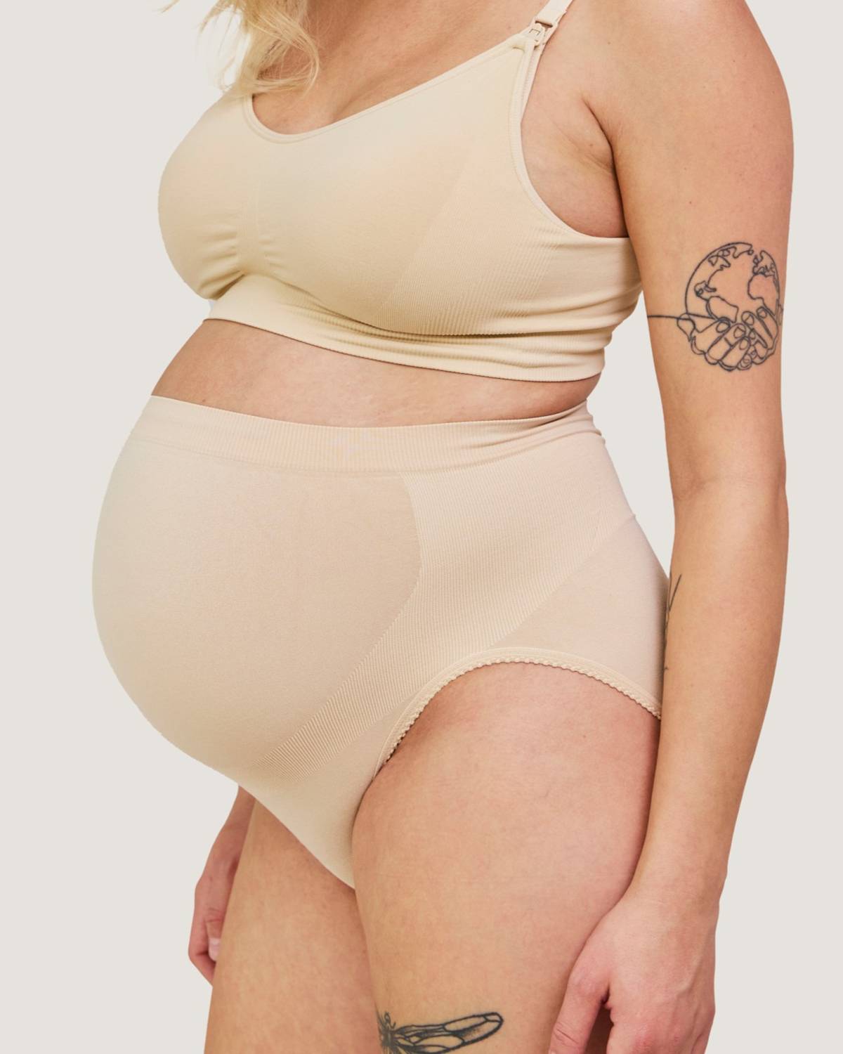 Beige Carriwell graviditetsstøttetrusser på gravid model