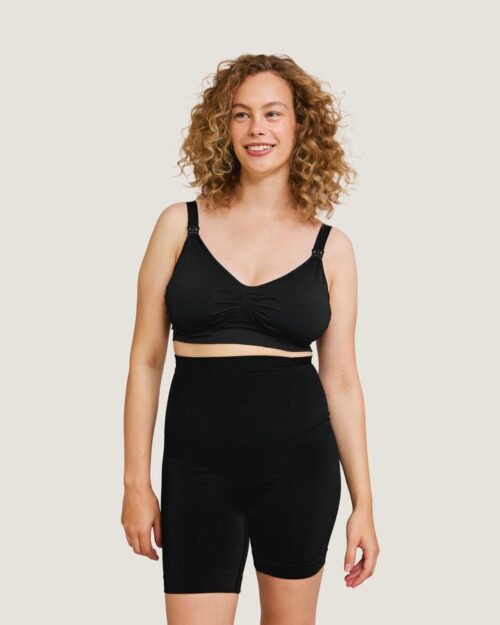 Model med sorte Carriwell shapewear shorts med høj talje set forfra